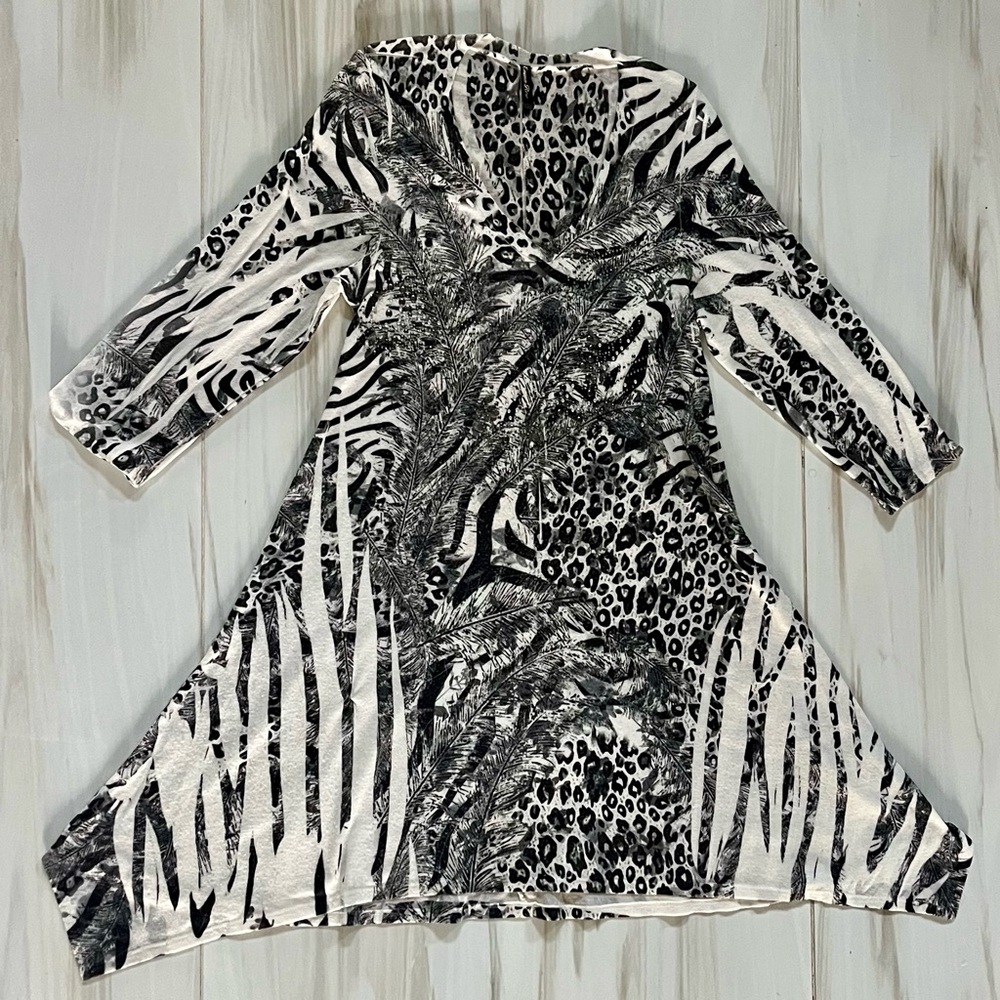 Women’s Black/White Animal Print V-neck Tunic Size L